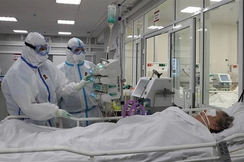 Nhân viên y tế điều trị cho bệnh nhân COVID-19 tại bệnh viện Spasokukotsky ở Moskva (Nga). (Ảnh: TASS/TTXVN) 