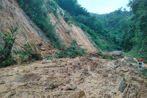 Quốc lộ 9C (Km32+200) bị sạt lở khiến xã Lâm Thủy, huyện Lệ Thủy (Quảng Bình) bị chia cắt. (Ảnh: TTXVN) 
