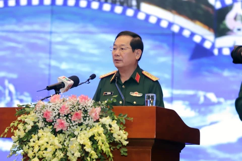 Thượng tướng Lê Huy Vịnh, Uỷ viên Trung ương Đảng, Thứ trưởng Bộ Quốc Phòng phát biểu khai mạc hội thảo. (Ảnh: Hoàng Ngọc/TTXVN)