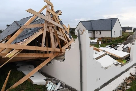 Một ngôi nhà bị phá hủy hoàn toàn trong cơn bão Aurore tại Plozevet, miền tây nước Pháp. (Ảnh: AFP)