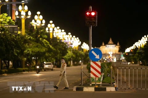 Một tuyến phố bị phong tỏa phòng dịch COVID-19 tại Vientiane, Lào. (Ảnh: THX/TTXVN)
