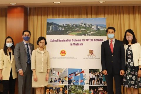 Đại diện Tổng Lãnh sự quán Việt Nam tại Hong Kong chụp ảnh cùng đại diện Trường Đại học Trung Văn Hong Kong. (Ảnh: TTXVN/phát)
