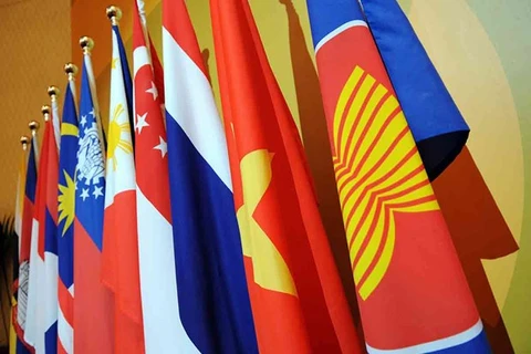 Lá cờ ASEAN (đầu tiên từ phải sang) và quốc kỳ các nước thành viên. (Nguồn: theaseanpost.com) 