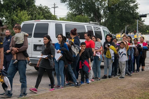 Người di cư Trung Mỹ tới trung tâm tiếp nhận sau khi được thả tại McAllen, Texas, Mỹ, ngày 12/6/2019. (Ảnh: AFP/TTXVN) 