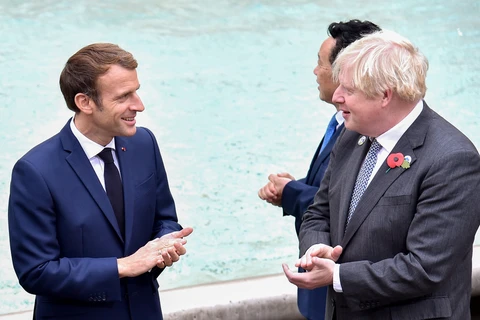 Tổng thống Pháp Emmanuel Macron (trái)và Thủ tướng Anh Boris Johnson (phải) tại cuộc gặp bên lề Hội nghị thượng đỉnh G20 ở Rome, Italy ngày 31/10/2021. (Ảnh: AFP/TTXVN)