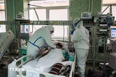 Điều trị cho bệnh nhân nhiễm COVID-19 tại bệnh viện ở Moskva, Nga. (Ảnh: AFP/TTXVN) 