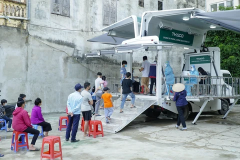 Trung tâm Kiểm soát bệnh tật tỉnh Điện Biên huy động xe xét nghiệm lưu động tiến hành lấy mẫu cho người dân vùng nguy cơ cao. (Ảnh: Xuân Tư/TTXVN)