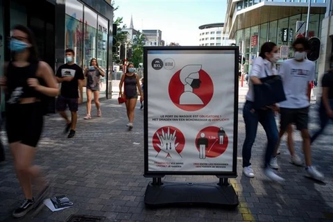 Một biển báo khuyến cáo cách phòng dịch COVID-19 trên phố ở Brussels (Bỉ). (Ảnh: THX/TTXVN)