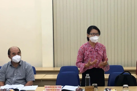Bà Lê Uyên, đại diện Viện nghiên cứu phát triển Thành phố Hồ Chí Minh, phát biểu tại phiên họp. (Ảnh: Thanh Vũ/TTXVN) 