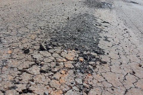 Các vết sụt lún, hư hỏng tại đoạn đường của tỉnh lộ 665 Gia Lai. (Ảnh: Hồng Điệp/TTXVN)
