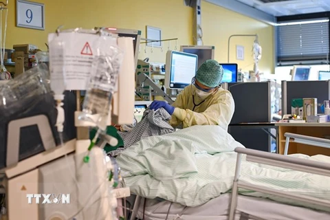 Nhân viên y tế chăm sóc bệnh nhân mắc COVID-19 tại một bệnh viện ở Aachen, Đức. (Ảnh: AFP/TTXVN) 