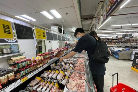 Người dân đang đi mua thịt lợn tại các điểm siêu thị. (Ảnh: Minh Hiếu/Vietnam+) 