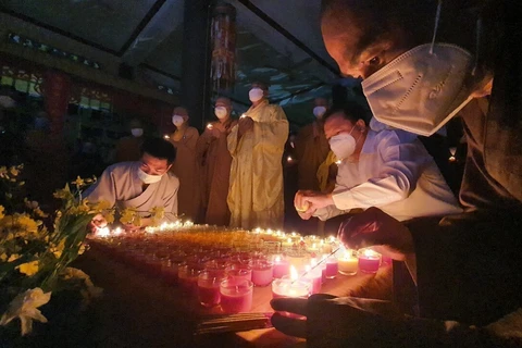 Tại Chùa Hội An (phường Hòa Phú, thành phố Thủ Dầu Một) diễn ra lễ cầu siêu và thắp 2.600 ngọn nến tưởng niệm. (Ảnh: Văn Hướng/TTXVN)