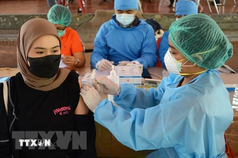 Nhân viên y tế tiêm chủng vaccine ngừa COVID-19. (Ảnh: AFP/TTXVN)