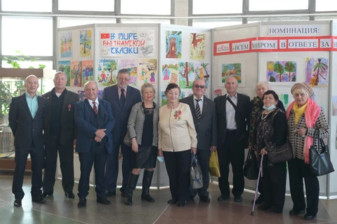 Các thành viên Hội hữu nghị Nga–Việt tỉnh Primorye. (Ảnh: TTXVN)