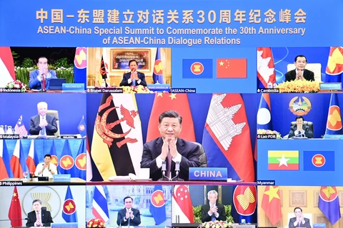 Chủ Trung Quốc Tập Cận Bình (giữa) chủ trì Hội nghị Cấp cao đặc biệt ASEAN-Trung Quốc diễn ra theo hình thức trực tuyến, tại Bắc Kinh, ngày 22/11/2021. (Ảnh: THX/TTXVN)