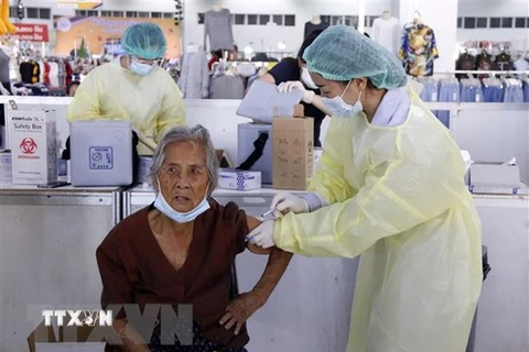Một nhân viên y tế tiêm vaccine cho người dân ở thủ đô Vientiane. (Ảnh: Phạm Kiên/TTXVN) 