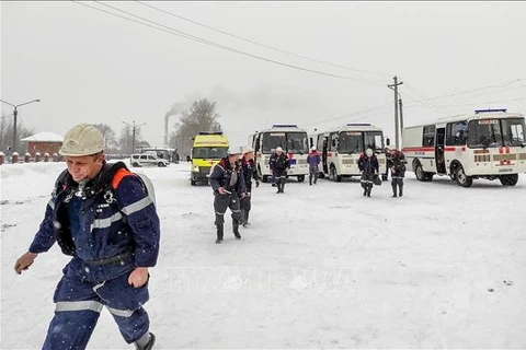 Lực lượng cứu hộ được triển khai tới khu vực mỏ than Listvyazhnaya ở Kemerovo thuộc vùng Siberia của Nga sau vụ hỏa hoạn, ngày 25/11/2021. (Ảnh: AFP/TTXVN)