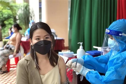Tiêm vaccine ngừa COVID-19 cho người dân phường Trần Phú, thành phố Quy Nhơn (Bình Định. (Ảnh: Nguyên Linh/TTXVN)