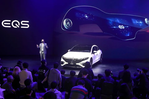 Đại diện hãng xe Mercedes giới thiệu mẫu xe mới EQS. (Ảnh: Anh Nguyên/TTXVN)