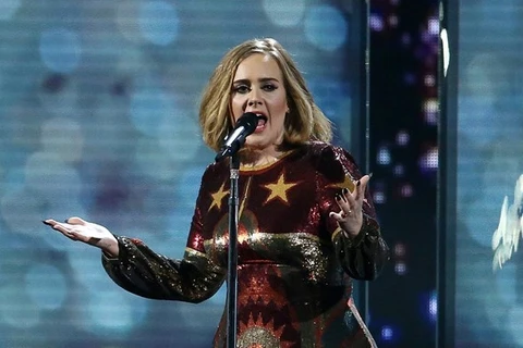 Nữ ca sĩ Adele biểu diễn tại Lễ trao giải âm nhạc Anh BRIT Award, London. (Ảnh: AFP/ TTXVN) 