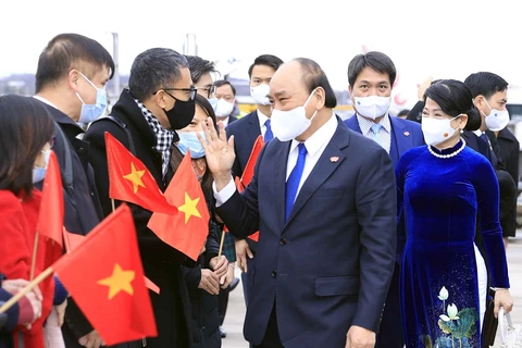  Chủ tịch nước Nguyễn Xuân Phúc và Phu nhân cùng đoàn đại biểu cấp cao Việt Nam rời Thuỵ Sỹ kết thúc tốt đẹp chuyến chính thức Liên bang Thụy Sĩ.(Ảnh: Thống Nhất/TTXVN)