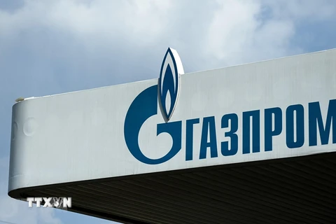 Biểu tượng Tập đoàn năng lượng Gazprom tại trạm xăng ở Moskva, Nga. (Ảnh: AFP/TTXVN) 