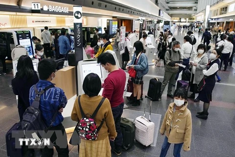 Hành khách tại sân bay Haneda ở thủ đô Tokyo, Nhật Bản. (Ảnh: Kyodo/TTXVN) 