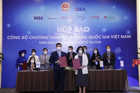 Lễ ký kết hợp tác hỗ trợ doanh nghiệp Việt xuất khẩu qua chương trình gian hàng quốc gia Việt Nam. (Ảnh: Trần Việt/TTXVN)