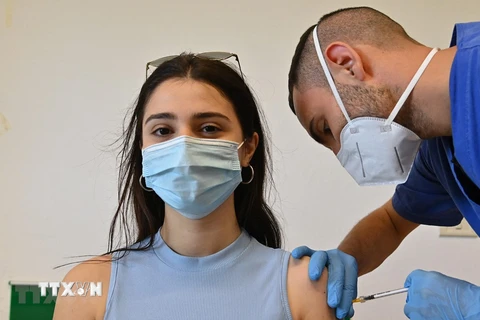 Nhân viên y tế tiêm vaccine phòng COVID-19 cho người dân tại Lampedusa, Italy, ngày 15/5/2021. (Ảnh: AFP/TTXVN) 