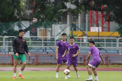 Các cầu thủ trong buổi tập trên sân Hougang. (Ảnh: TTXVN) 