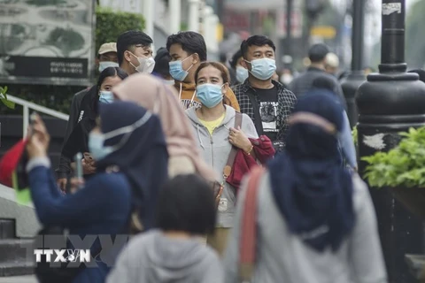 Người dân đeo khẩu trang phòng lây nhiễm COVID-19 tại Bandung, Indonesia. (Ảnh: THX/TTXVN) 