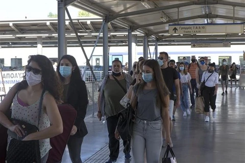 Người dân đeo khẩu trang phòng lây nhiễm COVID-19 tại Athens, Hy Lạp. (Ảnh: THX/TTXVN)