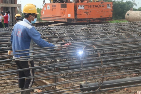 Làm cốt thép cọc móng thi công cầu An Hữu thuộc dự án đường dẫn cầu Mỹ Thuận 2 phía Tiền Giang từ nguồn vốn đầu tư công. (Ảnh: Minh Trí-TTXVN)