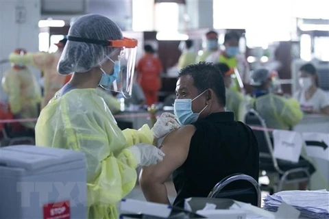 Nhân viên y tế tiêm vaccine phòng COVID-19 cho người dân tại Vientiane, Lào. (Ảnh: THX/TTXVN) 