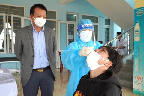 Lãnh đạo Trung tâm Kiểm soát bệnh tật tỉnh Quảng Bình trực tiếp có mặt tại địa bàn có dịch, chỉ đạo công tác lấy mẫu sàng lọc trong cộng đồng. (Ảnh: Võ Dung/TTXVN)