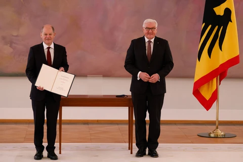 Ông Olaf Scholz (trái) nhận quyết định bổ nhiệm từ Tổng thống Frank-Walter Steinmeier, sau khi được Quốc hội bầu làm Thủ tướng mới của CHLB Đức, tại Berlin, ngày 8/12/2021. (Ảnh: AFP/TTXVN)