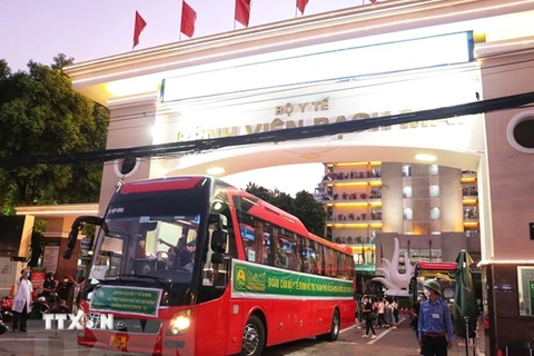 Những chuyến xe chở cán bộ y tế Bệnh viện Bạch Mai vào hỗ trợ TP Hồ Chí Minh chống dịch COVID-19, tháng 8/2021.(Ảnh: Thành Đạt/TTXVN) 