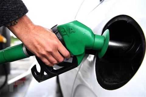 Bơm xăng cho các phương tiện tại trạm xăng ở Guipavas, miền Tây Pháp. (Ảnh: AFP/TTXVN)