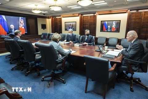 Ngày 7/12, Tổng thống Mỹ Joe Biden (phải) và Tổng thống Nga Vladimir Putin (trên màn hình) tiến hành hội nghị thượng đỉnh theo hình thức trực tuyến. (Ảnh: AFP/TTXVN)