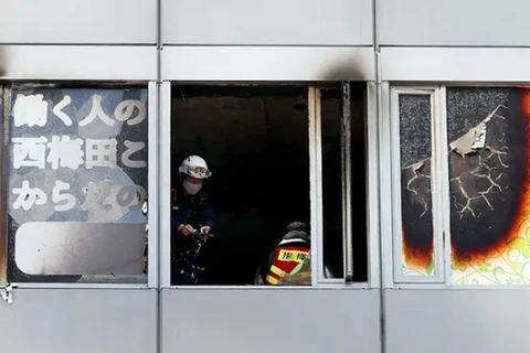 Lính cứu hỏa tại hiện trường vụ cháy ở Osaka ngày 17/12 (Ảnh: Kyodo).