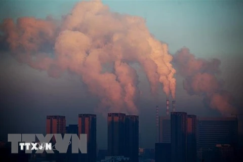 Khí thải tại nhà máy nhiệt điện ở Trường Xuân, tỉnh Cát Lâm, Trung Quốc. (Ảnh: AFP/TTXVN)