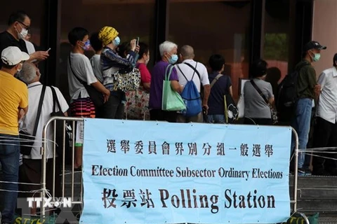 Người dân xếp hàng chờ bỏ phiếu tại Tòa thị chính Sha Tin ở Hong Kong, Trung Quốc. (Ảnh: THX/TTXVN)