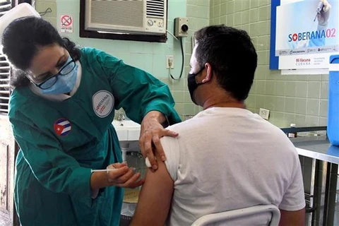 Nhân viên y tế tiêm vaccine phòng COVID-19 của Cuba cho tình nguyện viên tại La Habana, ngày 31/3/2021. (Ảnh: AFP/TTXVN)