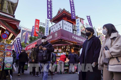 Người dân mua đồ đón Năm mới tại khu chợ ở Tokyo, Nhật Bản, ngày 28/12/2021. (Ảnh: THX/ TTXVN) 