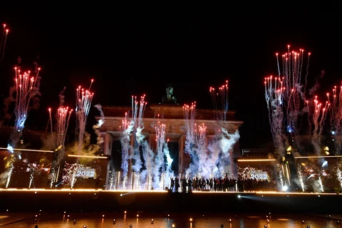 Pháo hoa lung linh mừng Năm mới 2022 tại cổng chào Brandenburg, Berlin, Đức ngày 1/1/2022. (Ảnh: AFP/TTXVN) 