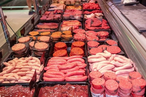 Các sản phẩm thịt chế biến được bày bán tại cửa hàng thịt ở Ballymena, Bắc Ireland. (Ảnh: AFP/TTXVN) 