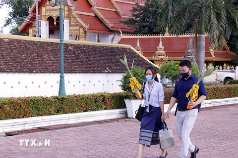 Người dân Lào đeo khẩu trang phòng, chống dịch COVID-19 tại Vientiane. (Ảnh: TTXVN) 
