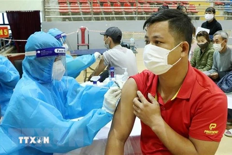 Lực lượng y tế Phú Thọ tiêm mũi 2 vaccine phòng COVID-19 cho người dân trên địa bàn thành phố Việt Trì. (Ảnh: Trung Kiên/TTXVN) 