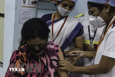 Nhân viên y tế tiêm vaccine phòng COVID-19 cho người dân tại Mumbai, Ấn Độ. (Ảnh: THX/TTXVN)